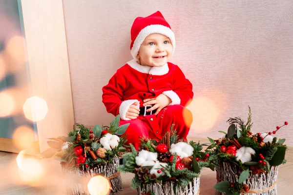 クリスマスの花の装飾とかわいい小さなサンタクロース 休日とクリスマス気分 — ストック写真