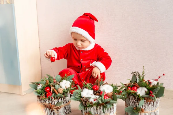 クリスマスの花の装飾とかわいい小さなサンタクロース 休日とクリスマス気分 — ストック写真