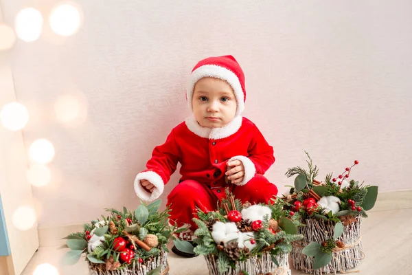 クリスマスの花の装飾とかわいい小さなサンタクロース 休日とクリスマス気分 — ストック写真