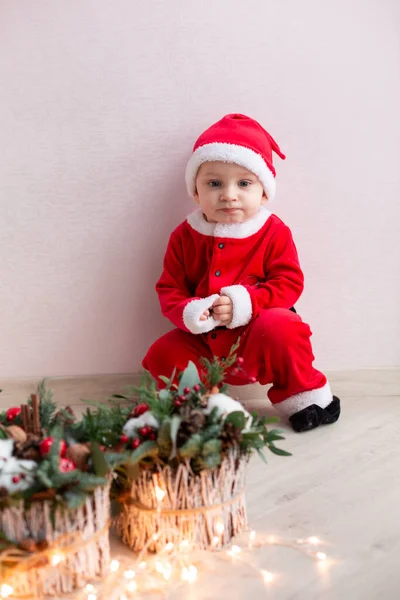 Lindo Papá Noel Pequeño Con Decoración Flores Navidad Vacaciones Humor — Foto de Stock