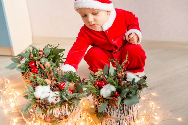 Mignon Petit Père Noël Avec Décoration Fleurs Noël Vacances Humeur — Photo