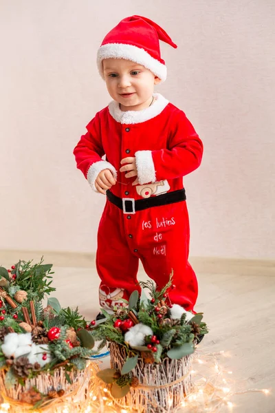 Lindo Papá Noel Pequeño Con Decoración Flores Navidad Vacaciones Humor — Foto de Stock