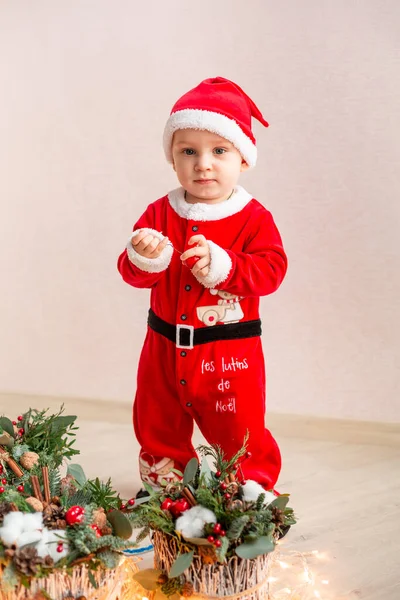 Lindo Papá Noel Pequeño Con Decoración Flores Navidad Vacaciones Humor — Foto de Stock