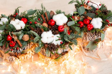 Karanfil, kasımpatı, santini, esmer ve köknar ile Noel süslemesi. Noel ruhu ve ruh hali