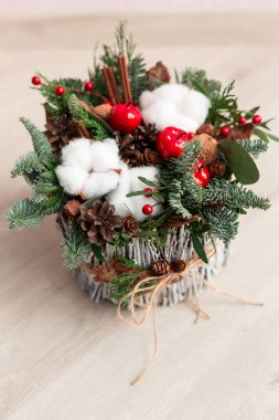 Karanfil, kasımpatı, santini, esmer ve köknar ile Noel süslemesi. Noel ruhu ve ruh hali