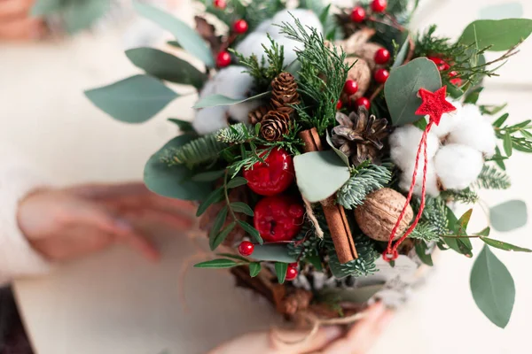 カーネーション 菊サンティーニの花やモミとクリスマスの花の配置を作成します 花のデザイン基本 — ストック写真