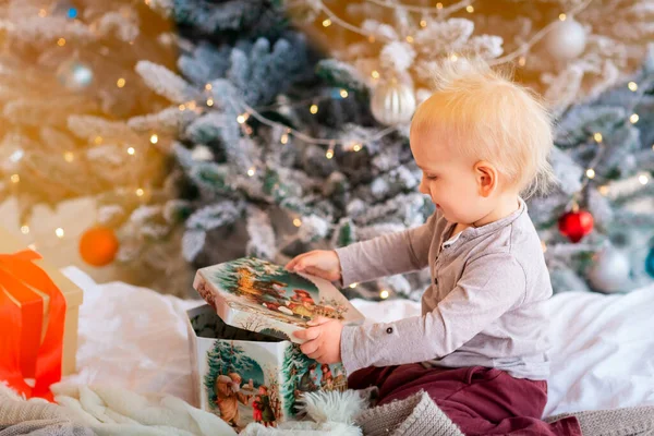 Joyeux Petit Garçon Ouvrant Des Boîtes Cadeaux Près Sapin Noël — Photo