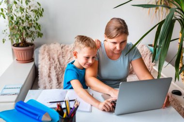 Anne ve çocuk karantina sırasında evden çalışmaya çalışıyorlar. Evde kalıp, koronavirüs salgını sırasında ev konsepti üzerinde çalışmak.
