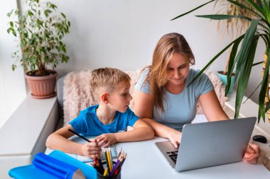 Anne ve çocuk karantina sırasında evden çalışmaya çalışıyorlar. Evde kalıp, koronavirüs salgını sırasında ev konsepti üzerinde çalışmak.