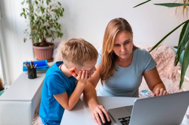 Anne ve çocuk karantina sırasında evden çalışmaya çalışıyorlar. Evde kalıp, koronavirüs salgını sırasında ev konsepti üzerinde çalışmak.
