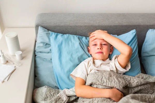 Niño Enfermo Con Fiebre Alta Dolor Cabeza Acostado Cama Revisando — Foto de Stock