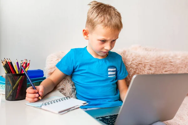 Pequeño Niño Escuela Que Trabaja Casa Con Una Computadora Portátil —  Fotos de Stock