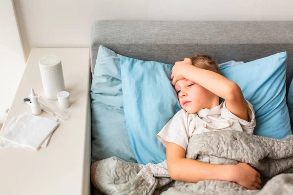 Niño Enfermo Con Fiebre Alta Dolor Cabeza Acostado Cama Revisando —  Fotos de Stock