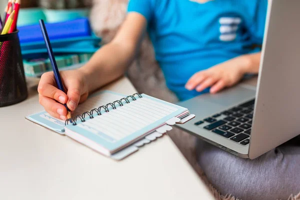 Der Kleine Junge Arbeitet Hause Mit Laptop Und Klassennotizen Einer — Stockfoto
