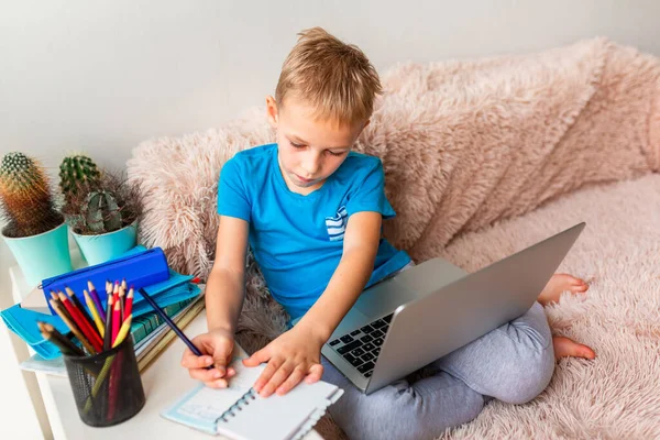 Pequeño Niño Escuela Que Trabaja Casa Con Una Computadora Portátil —  Fotos de Stock