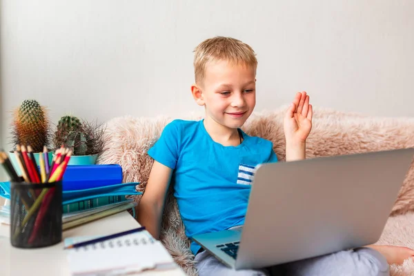 Der Kleine Junge Arbeitet Hause Mit Laptop Und Klassennotizen Einer — Stockfoto