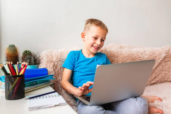 Pequeño Niño Escuela Que Trabaja Casa Con Una Computadora Portátil —  Fotos de Stock