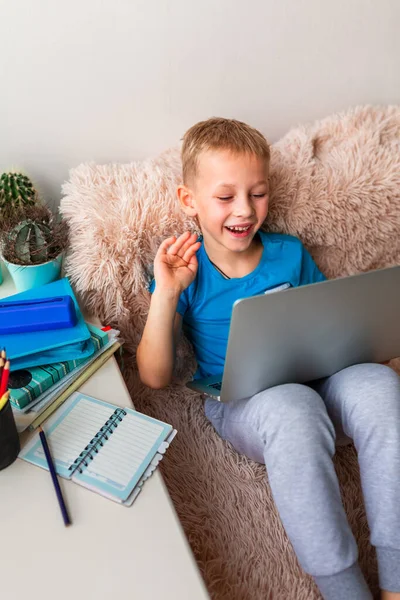 Pequeño Niño Escuela Que Trabaja Casa Con Una Computadora Portátil —  Fotos de Stock