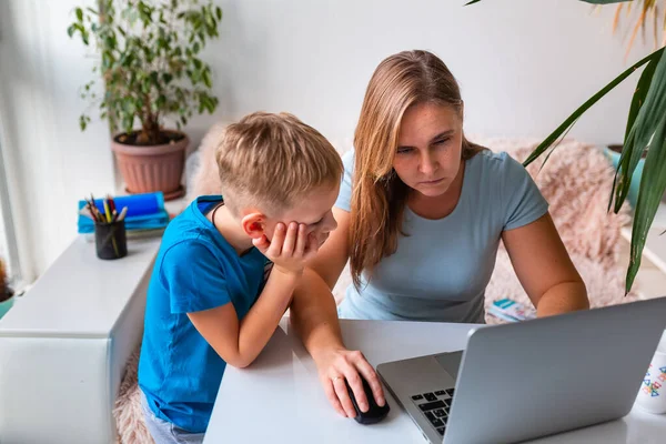 Anne ve çocuk karantina sırasında evden çalışmaya çalışıyorlar. Evde kalıp, koronavirüs salgını sırasında ev konsepti üzerinde çalışmak.