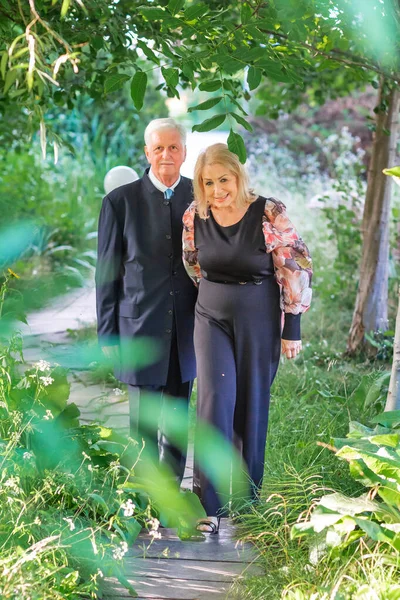 Hermosa Elegante Pareja Ancianos Caminando Parque Teniendo Buen Tiempo Juntos —  Fotos de Stock