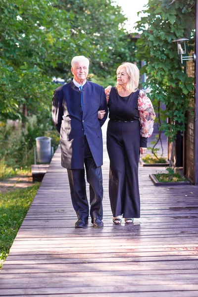 Casal Sênior Elegante Bonita Andando Parque Ter Bom Tempo Juntos — Fotografia de Stock