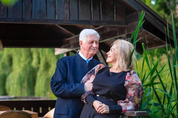 Vackra Eleganta Senior Par Promenader Parken Har Trevligt Tillsammans — Stockfoto
