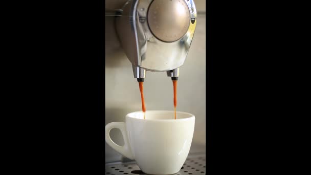 Häll Kaffe Ström Från Maskinen Koppen Hemlagad Het Espresso Flytande — Stockvideo