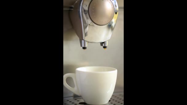 マシンからコーヒーストリームをカップに入れてください ホットエスプレッソを作る家 新鮮なコーヒーが流れる 朝焙煎黒コーヒーを飲む — ストック動画