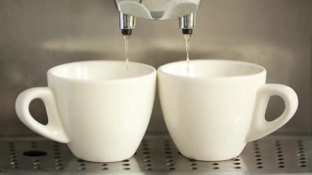 Kaffeestrom Aus Maschine Zwei Tassen Gießen Heißen Espresso Selbst Zubereiten — Stockvideo