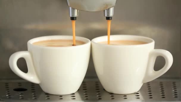 Avgift Maskin Gör Espresso Och Kaffe Hälla Två Koppar Hemlagad — Stockvideo