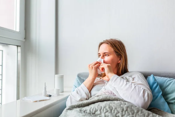 Sjuk Kvinna Som Blåser Sig Näsan Med Huvudvärk Och Feber — Stockfoto