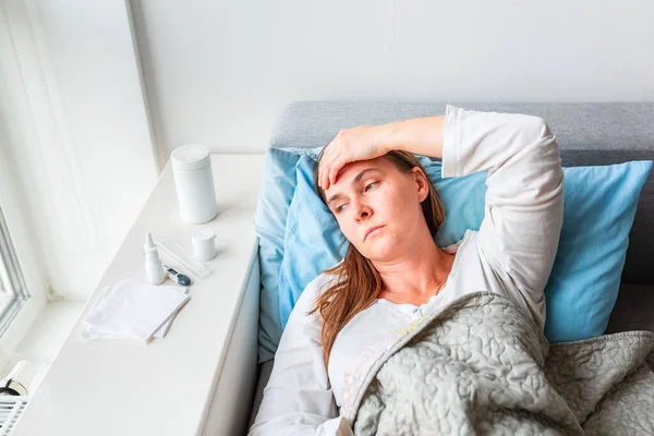 Chora Kobieta Bólem Głowy Gorączką Leżąca Pod Kocem Chora Kobieta — Zdjęcie stockowe