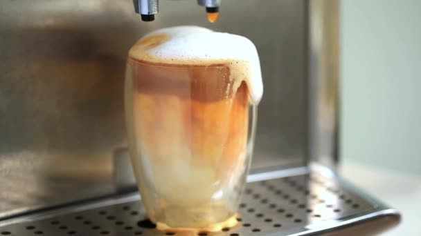 Kaffe Strömmar Från Kaffemaskinen Och Häller Koppen Hemlagad Varm Latte — Stockvideo