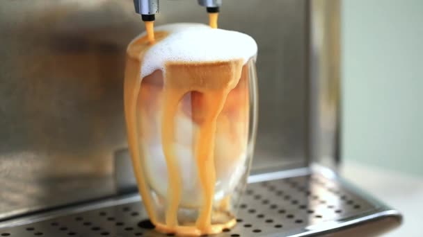 Καφές Ρέει Από Μηχανή Του Καφέ Και Βγαίνει Από Φλιτζάνι — Αρχείο Βίντεο