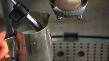 Güzel liseli kız evde ders çalışıyor. Ödev yapıyor. Eğitim kitapları ve defter masanın üstünde. Uzaklık öğrenimi çevrimiçi eğitim