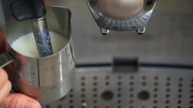 Güzel liseli kız evde ders çalışıyor. Ödev yapıyor. Eğitim kitapları ve defter masanın üstünde. Uzaklık öğrenimi çevrimiçi eğitim