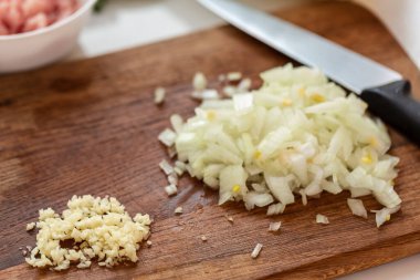 Evde lahana rulosu ve tavuk kıyması pişirmek. Tabak için tahtanın üzerinde soğan ve sarımsak dilimliyorum. Lahana rulosu nasıl pişirilir?.