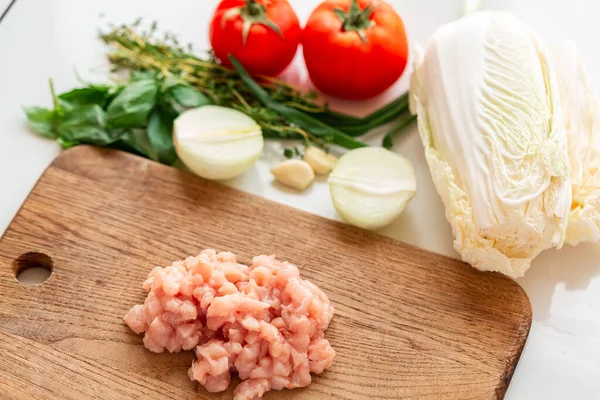 Cocinar Pollos Tiernos Casa Filete Pollo Cortado Trozos Pequeños Para —  Fotos de Stock