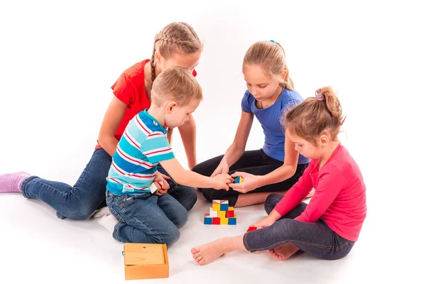 Niños Felices Jugando Con Bloques Construcción Aislados Blanco Trabajo Equipo — Foto de Stock