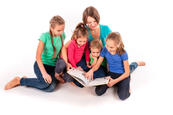 Mãe Lendo Livro Para Crianças Isoladas Branco Trabalho Equipe Conceito — Fotografia de Stock