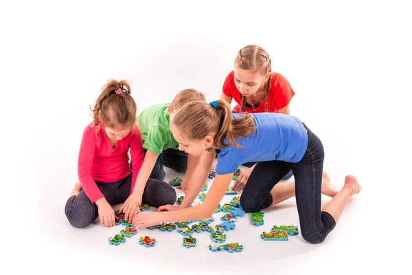 Bambini Età Diversa Risolvere Puzzle Insieme Lavoro Squadra Lavorare Insieme — Foto Stock