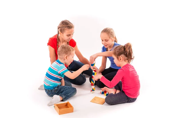 Glückliche Kinder Die Mit Bausteinen Auf Weiß Spielen Teamarbeit Kreativitätskonzept — Stockfoto