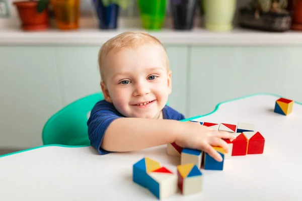 Bambino Che Gioca Con Blocchi Legno Creando Modello Nikitin Unicube — Foto Stock