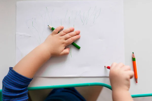 Малыш Рисует Картинку Цветными Карандашами Сосредоточьтесь Руках — стоковое фото