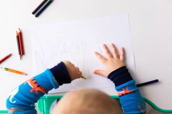 Мальчик Левша Рисует Картинку Цветными Карандашами — стоковое фото