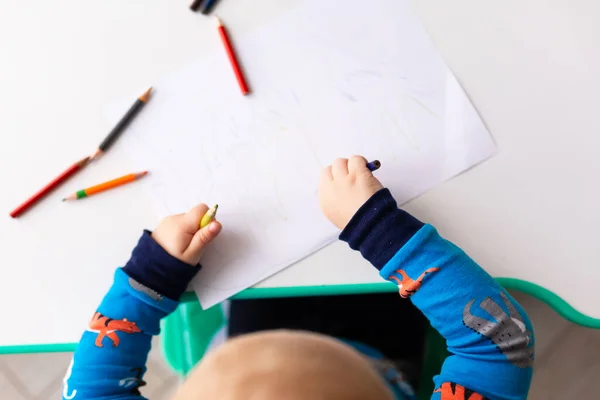 Малыш Рисует Картинку Цветными Карандашами Сосредоточьтесь Руках — стоковое фото