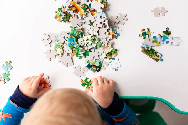 Niño Resolviendo Rompecabezas Escritorio Centrándose Las Manos — Foto de Stock