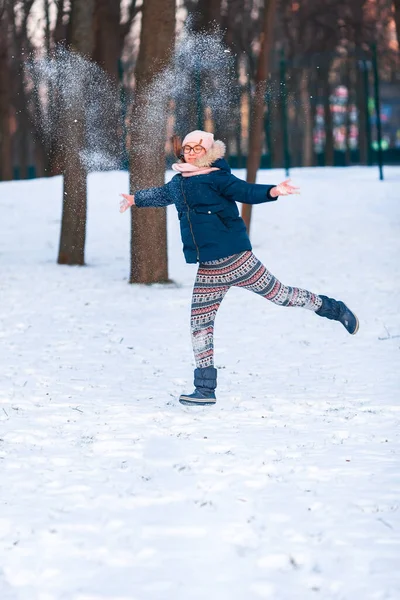 Happy Teen Girl Having Snowball Walki Gotowy Rzucania Śnieżką Gra — Zdjęcie stockowe