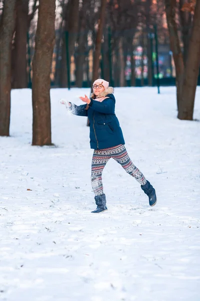 雪玉の戦いをし 雪玉を投げ 冬の公園で雪玉をプレイする準備ができて幸せな10代の女の子 — ストック写真