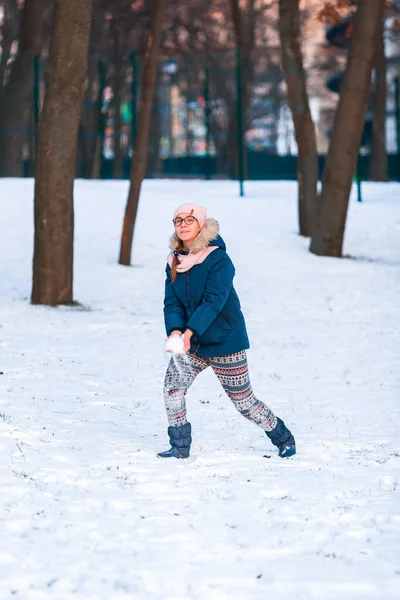 Happy Teen Girl Having Snowball Walki Gotowy Rzucania Śnieżką Gra — Zdjęcie stockowe